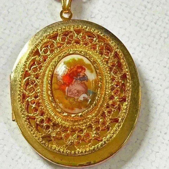 Vintage feminine gold tone oval locket with image of lovers 24” - Picture 3 of 7
